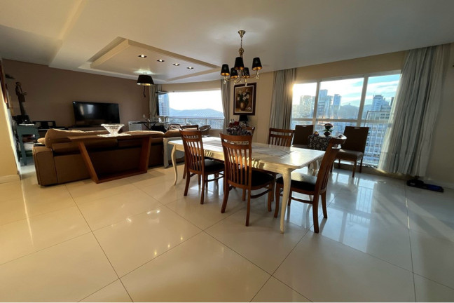 Imagem Imóvel com 4 Quartos à Venda, 175 m² em Centro - Balneário Camboriú Imagem Imóvel com 4 Quartos à Venda, 175 m² em Centro - Balneário Camboriú