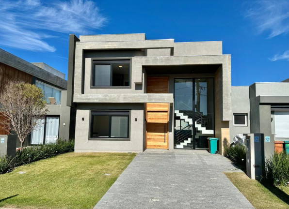 Sobrado com 4 Quartos à Venda, 212 m² em Centro - Xangri-la