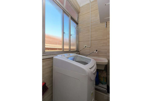 Imagem Imóvel com 2 Quartos à Venda, 51 m² em Cristal - Porto Alegre Imagem Imóvel com 2 Quartos à Venda, 51 m² em Cristal - Porto Alegre