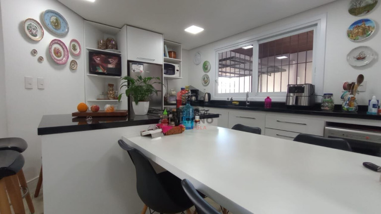 Imagem Casa com 4 Quartos à Venda, 198 m² em Jardim Itu - Porto Alegre Imagem Casa com 4 Quartos à Venda, 198 m² em Jardim Itu - Porto Alegre