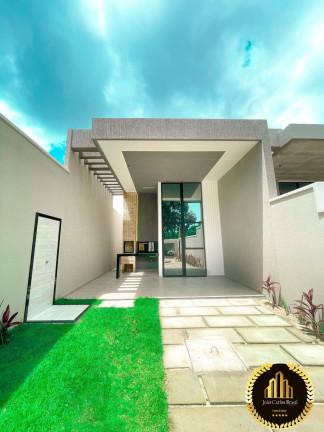 Casa com 4 Quartos à Venda,  em Centro - Eusébio