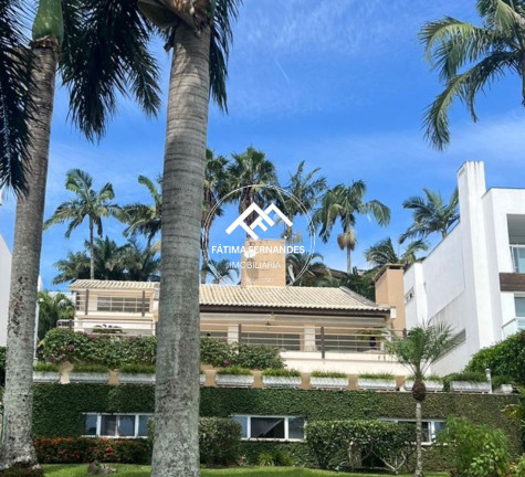 Casa com 6 Quartos à Venda,  em Iate Clube Itapema - Itapema