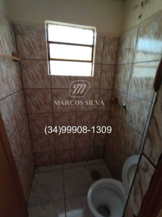 Imagem Casa com 3 Quartos à Venda, 250 m² em Santa Mônica - Uberlândia Imagem Casa com 3 Quartos à Venda, 250 m² em Santa Mônica - Uberlândia