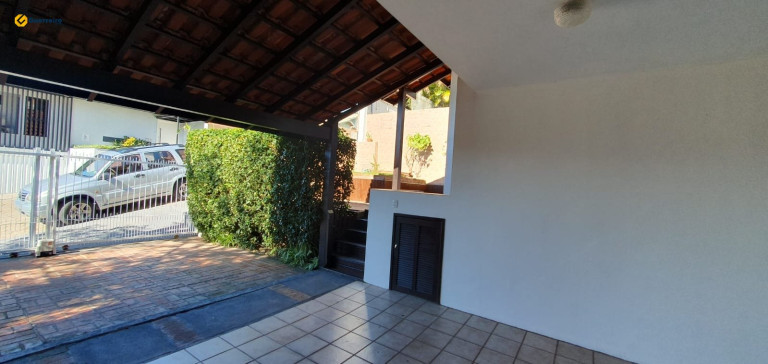 Imagem Casa com 3 Quartos à Venda, 304 m² em Trindade - Florianópolis Imagem Casa com 3 Quartos à Venda, 304 m² em Trindade - Florianópolis