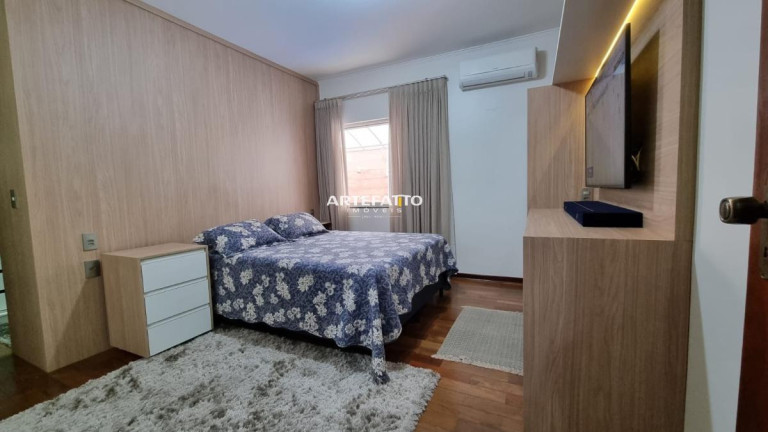 Imagem Casa com 3 Quartos à Venda, 600 m² Imagem Casa com 3 Quartos à Venda, 600 m²