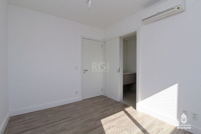 Imagem Imóvel com 4 Quartos à Venda, 159 m² em Menino Deus - Porto Alegre Imagem Imóvel com 4 Quartos à Venda, 159 m² em Menino Deus - Porto Alegre