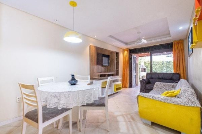 Imagem Sobrado com 3 Quartos à Venda, 160 m² em Cachoeira Do Bom Jesus - Florianópolis