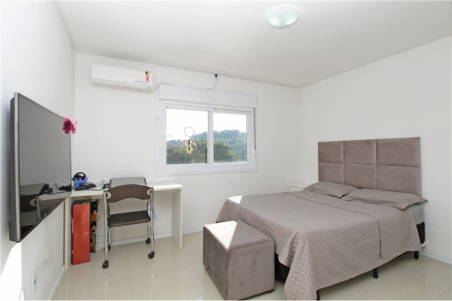 Imagem Casa com 3 Quartos à Venda, em Guarujá - Porto Alegre Imagem Casa com 3 Quartos à Venda, em Guarujá - Porto Alegre