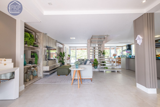 Imagem Casa com 3 Quartos à Venda, 241 m² em Cachoeira Do Bom Jesus - Florianópolis