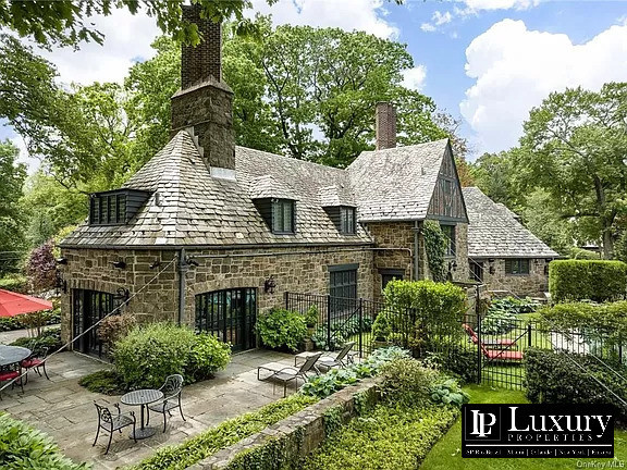 Imagem Casa com 5 Quartos à Venda, em Bronxville - New York City Imagem Casa com 5 Quartos à Venda, em Bronxville - New York City