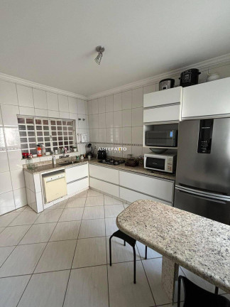 Imagem Casa com 3 Quartos à Venda, 180 m² Imagem Casa com 3 Quartos à Venda, 180 m²