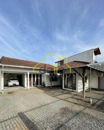Casa com 3 Quartos à Venda, 230 m² em Bucarein - Joinville