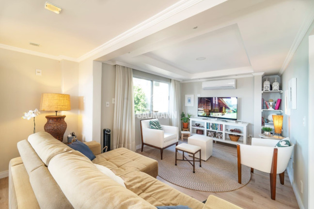 Imagem Casa com 7 Quartos à Venda, 408 m² em Centro - Bombinhas Imagem Casa com 7 Quartos à Venda, 408 m² em Centro - Bombinhas