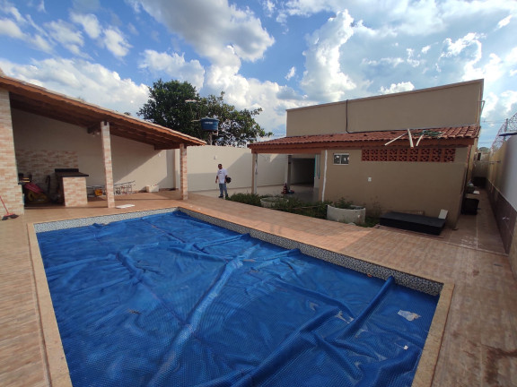 Imagem Imóvel com 
            	3             Quartos à Venda, 275 m² em 
            	Jardim Canedo 1             - 
            	Senador Canedo            