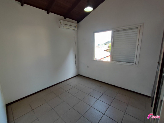 Imagem Casa com 5 Quartos à Venda, 259 m² em Santinho - Florianópolis Imagem Casa com 5 Quartos à Venda, 259 m² em Santinho - Florianópolis