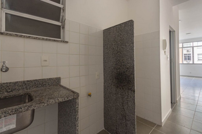 Imagem Imóvel com 1 Quarto à Venda, 30 m² em Copacabana - Rio De Janeiro Imagem Imóvel com 1 Quarto à Venda, 30 m² em Copacabana - Rio De Janeiro