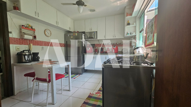 Imagem Casa com 3 Quartos à Venda, 270 m² em Vargem Pequena - Rio De Janeiro