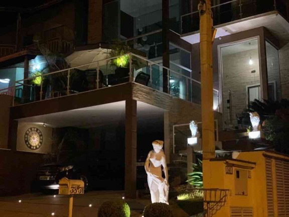 Imagem Casa com 4 Quartos à Venda, 420 m² em Aruã - Mogi Das Cruzes Imagem Casa com 4 Quartos à Venda, 420 m² em Aruã - Mogi Das Cruzes