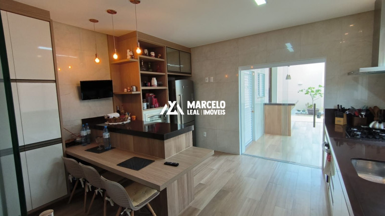 Imagem Casa com 3 Quartos à Venda, 248 m² em Candeias - Vitória Da Conquista Imagem Casa com 3 Quartos à Venda, 248 m² em Candeias - Vitória Da Conquista