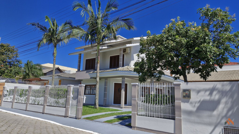 Casa com 3 Quartos à Venda, 240 m²