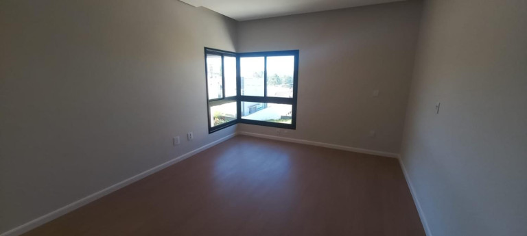 Imagem Imóvel com 4 Quartos à Venda, 200 m² Imagem Imóvel com 4 Quartos à Venda, 200 m²