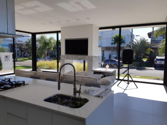 Imagem Casa com 4 Quartos à Venda, em -- - Capao Da Canoa Imagem Casa com 4 Quartos à Venda, em -- - Capao Da Canoa