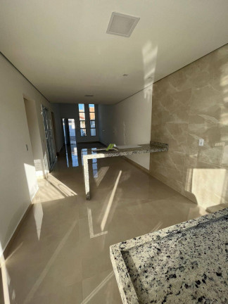 Imagem Casa com 2 Quartos à Venda, 75 m²