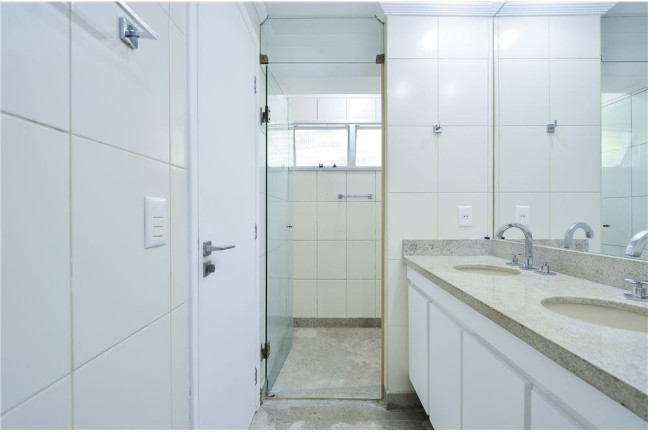 Imagem Imóvel com 3 Quartos à Venda, em Vila Andrade - São Paulo Imagem Imóvel com 3 Quartos à Venda, em Vila Andrade - São Paulo