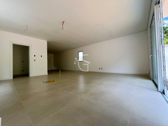 Imagem Sobrado com 4 Quartos à Venda, 327 m² em América - Joinville
