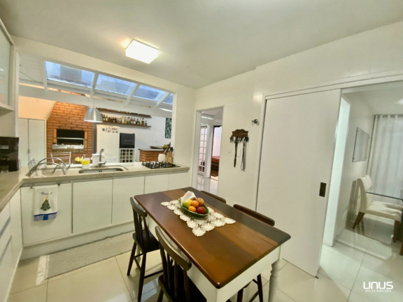 Imagem Casa com 3 Quartos à Venda, 220 m² em Estreito - Florianópolis