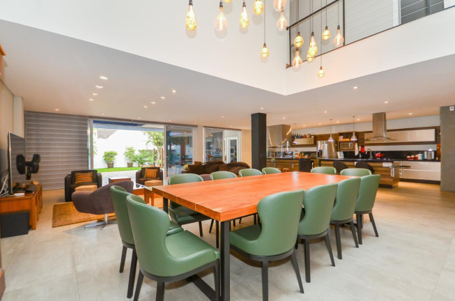 Imagem Casa com 5 Quartos à Venda, 396 m²em Tingui - Curitiba
