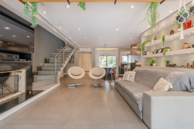 Imagem Casa com 3 Quartos à Venda, 320 m² em Vila Nova - Porto Alegre Imagem Casa com 3 Quartos à Venda, 320 m² em Vila Nova - Porto Alegre