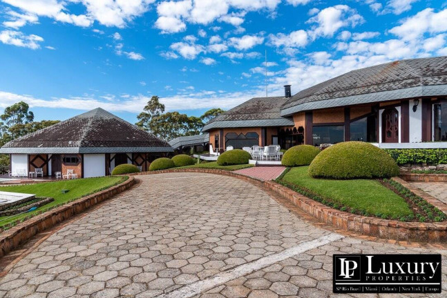 Imagem Casa com 8 Quartos à Venda, em Nova Capivari - Campos Do Jordão Imagem Casa com 8 Quartos à Venda, em Nova Capivari - Campos Do Jordão