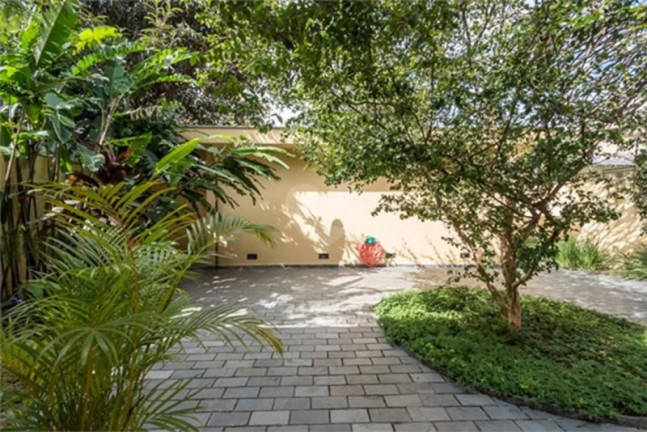 Imagem Casa com 6 Quartos à Venda, 202 m²