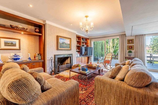Imagem Casa com 3 Quartos à Venda, 350 m² em Chácara Das Pedras - Porto Alegre Imagem Casa com 3 Quartos à Venda, 350 m² em Chácara Das Pedras - Porto Alegre