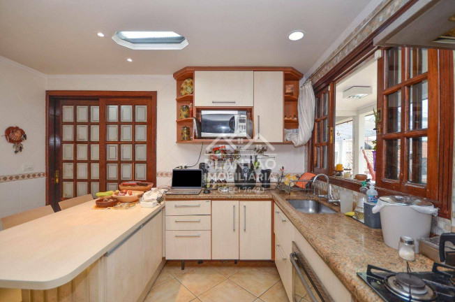 Imagem Casa com 4 Quartos à Venda, em Pinheirinho - Curitiba Imagem Casa com 4 Quartos à Venda, em Pinheirinho - Curitiba