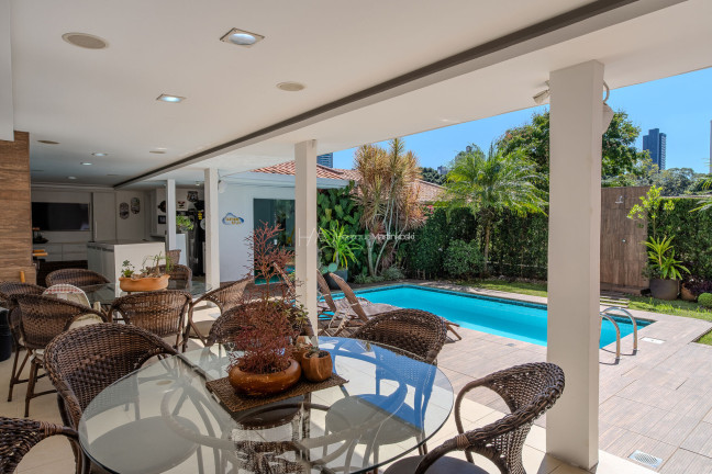Imagem Casa com 3 Quartos à Venda, 352 m² em Mossunguê - Curitiba Imagem Casa com 3 Quartos à Venda, 352 m² em Mossunguê - Curitiba
