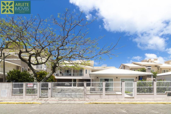 Imagem Casa com 3 Quartos para Alugar ou Temporada, 100 m² em Centro - Bombinhas Imagem Casa com 3 Quartos para Alugar ou Temporada, 100 m² em Centro - Bombinhas
