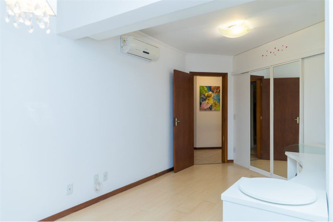 Imagem Casa com 3 Quartos à Venda, em Cavalhada - Porto Alegre Imagem Casa com 3 Quartos à Venda, em Cavalhada - Porto Alegre