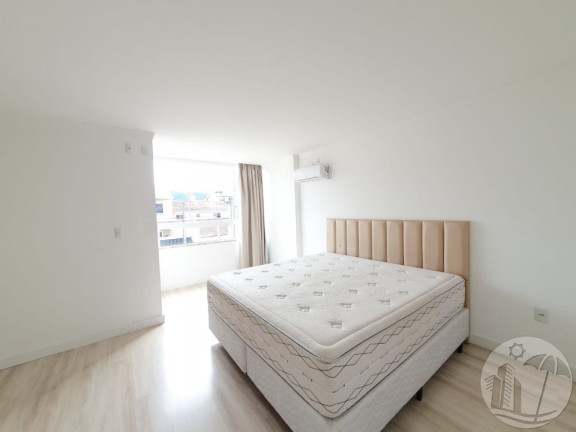 Imagem Sobrado com 3 Quartos à Venda, 304 m² em Centro - Balneário Camboriú Imagem Sobrado com 3 Quartos à Venda, 304 m² em Centro - Balneário Camboriú