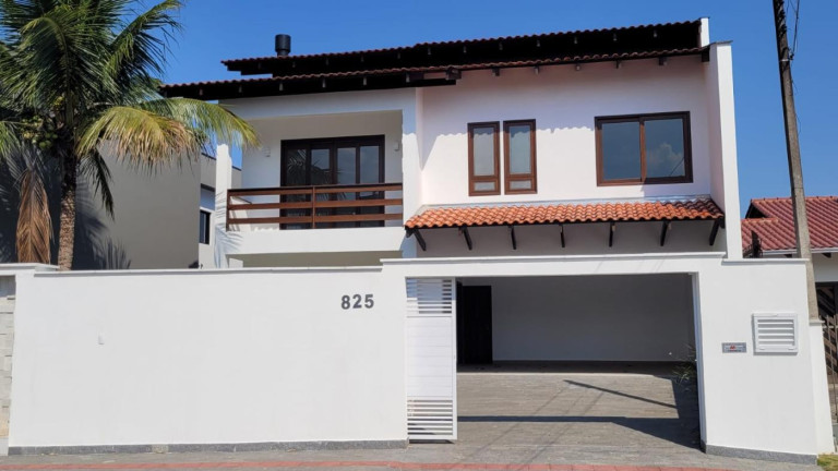 Casa com 3 Quartos à Venda, 305 m² em América - Joinville