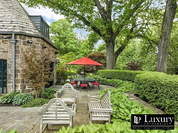 Imagem Casa com 5 Quartos à Venda, em Bronxville - New York City Imagem Casa com 5 Quartos à Venda, em Bronxville - New York City
