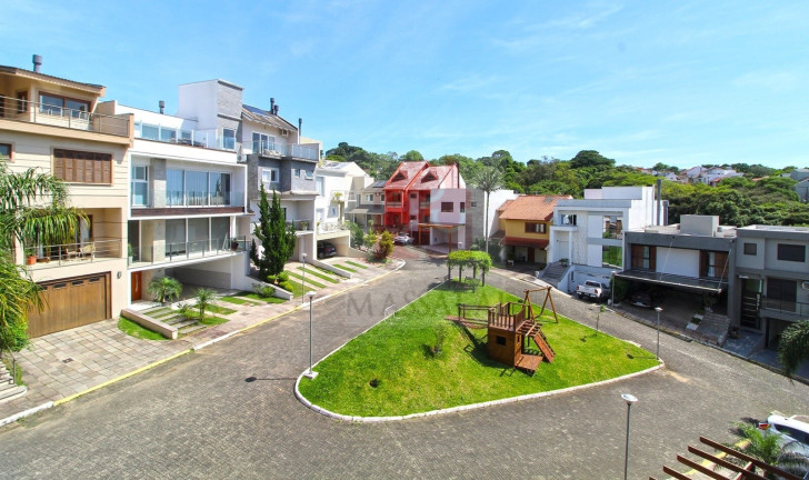 Imagem Casa com 3 Quartos à Venda, 240 m² em Vila Nova - Porto Alegre Imagem Casa com 3 Quartos à Venda, 240 m² em Vila Nova - Porto Alegre
