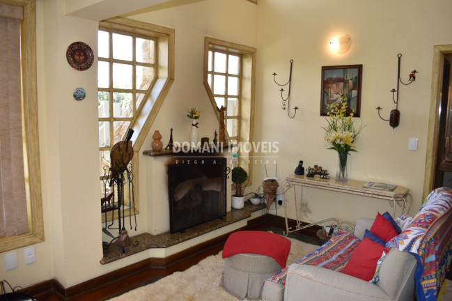 Imagem Casa com 4 Quartos à Venda, 226 m² em Região Do Alto Do Capivari - Campos Do Jordão Imagem Casa com 4 Quartos à Venda, 226 m² em Região Do Alto Do Capivari - Campos Do Jordão
