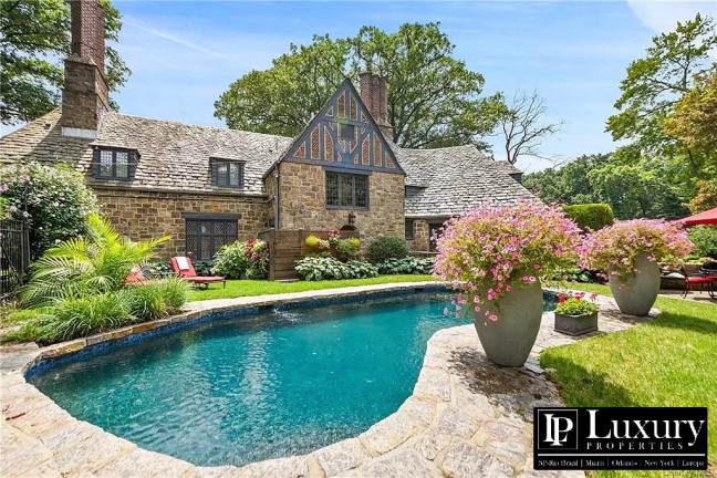 Imagem Casa com 5 Quartos à Venda, em Bronxville - New York City Imagem Casa com 5 Quartos à Venda, em Bronxville - New York City