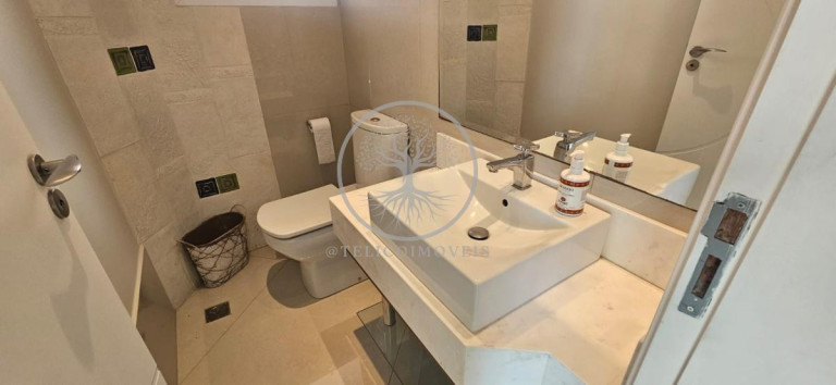 Imagem Casa de Condomínio com 4 Quartos à Venda, 414 m²