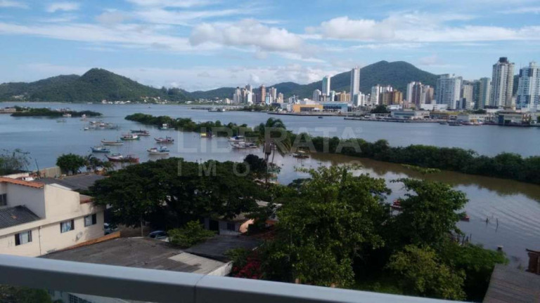 Imagem Apartamento com 2 Quartos à Venda, 81 m² em Centro - Navegantes
