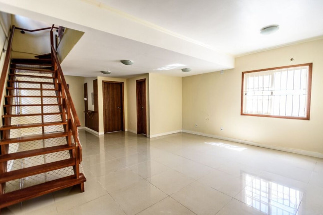 Imagem Casa com 4 Quartos à Venda, 225 m² em Tristeza - Porto Alegre Imagem Casa com 4 Quartos à Venda, 225 m² em Tristeza - Porto Alegre