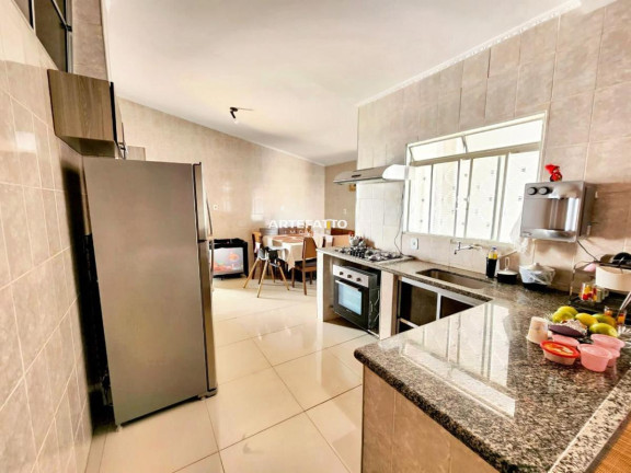 Imagem Casa com 3 Quartos à Venda, 250 m² Imagem Casa com 3 Quartos à Venda, 250 m²