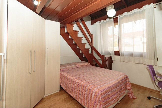 Imagem Casa com 3 Quartos à Venda, 330 m² em Jardim Itu - Porto Alegre Imagem Casa com 3 Quartos à Venda, 330 m² em Jardim Itu - Porto Alegre